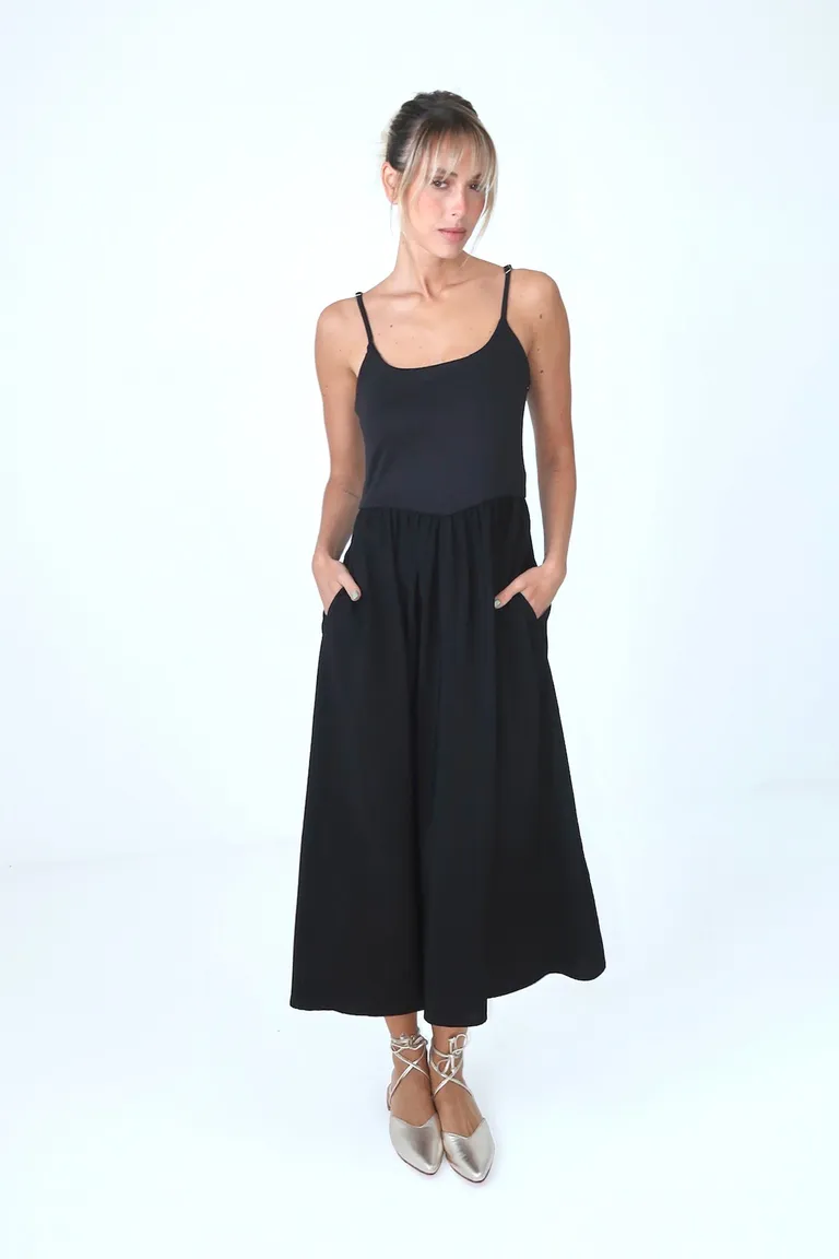 Vestido negro de corte modular y ajuste en la cintura con detalles metálicos de Naíma en Vestidos para argentina