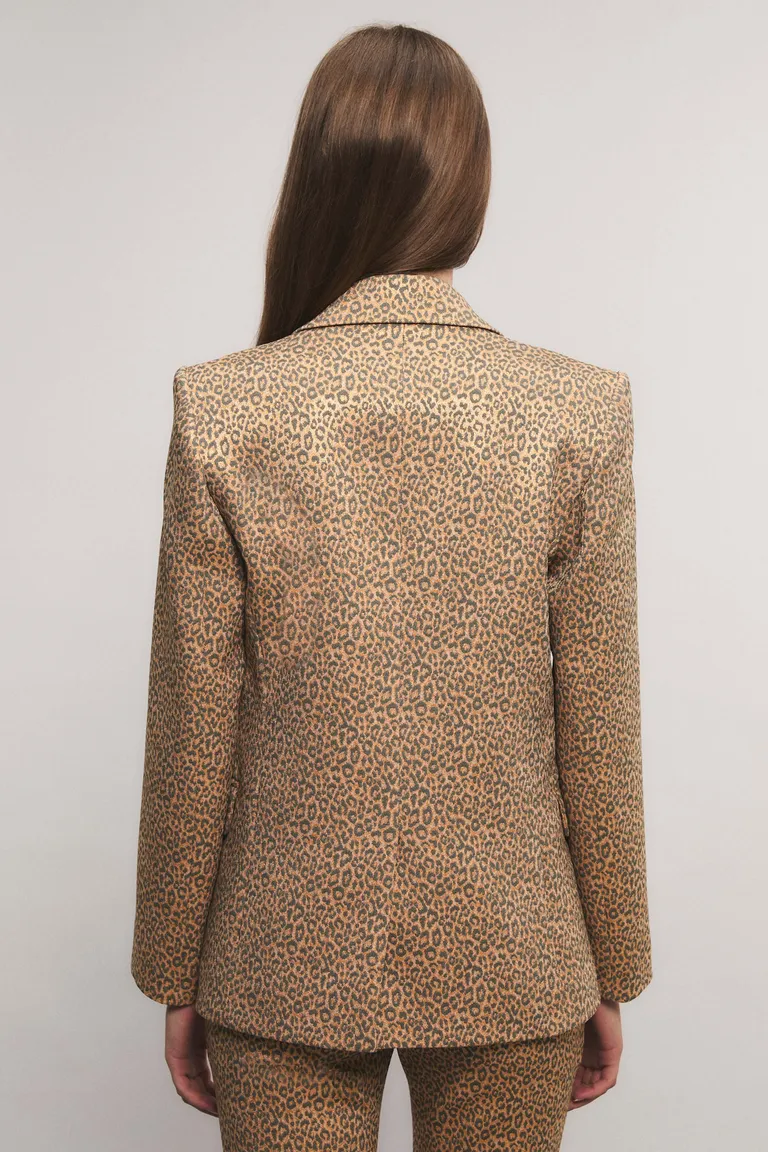 Blazer entallado con hombreras y cierre de botón frontal de Kosiuko en Blazers para argentina