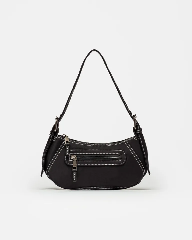 Cartera al hombro Hamptons en nylon negro, de diseño funcional y urbano de Prüne en Bolsos y Carteras para argentina