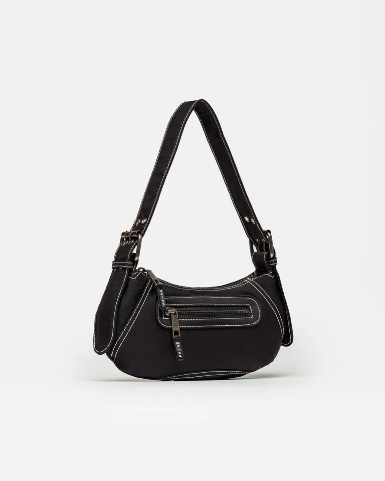 Cartera al hombro Hamptons en nylon negro, de diseño funcional y urbano de Prüne en Bolsos y Carteras para argentina