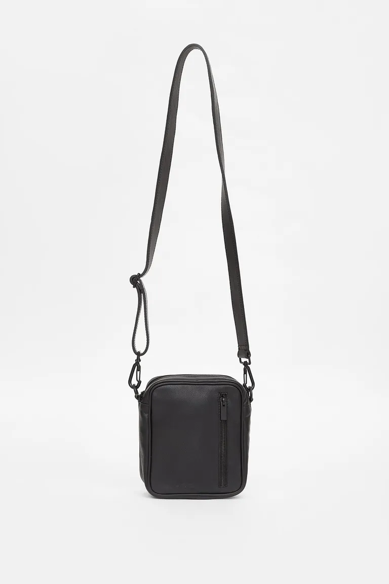 Bolso de hombro rectangular de cuero con detalles metálicos de Ay Not Dead en Bolsos y Carteras para argentina