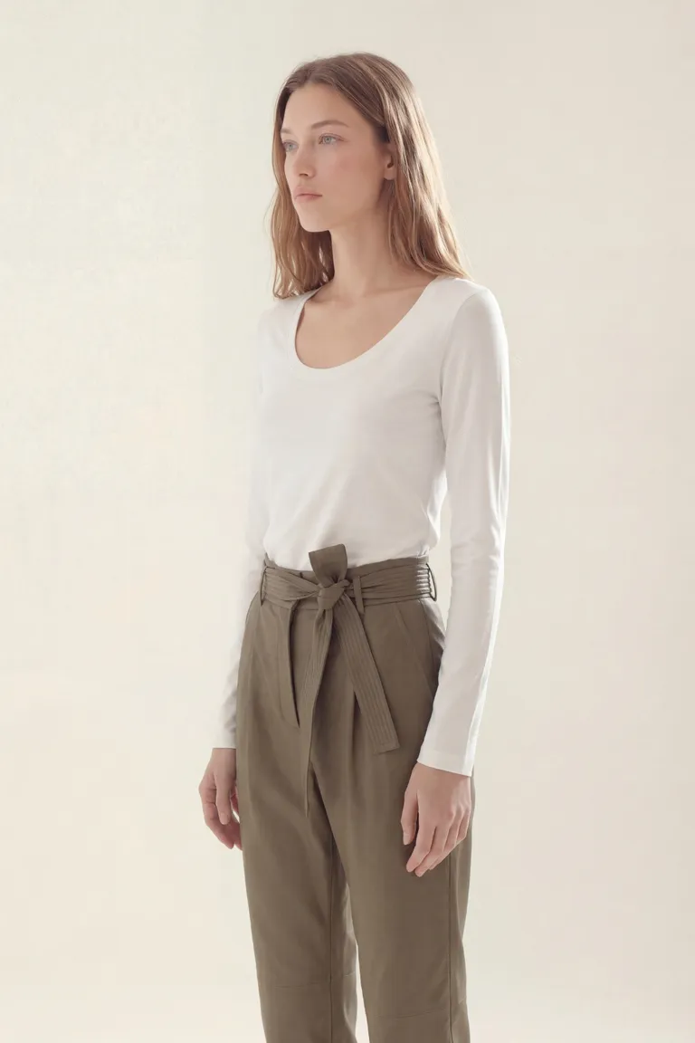 Remera de mangas largas con cuello redondo amplio y ajuste entallado de Akiabara en Remeras para argentina