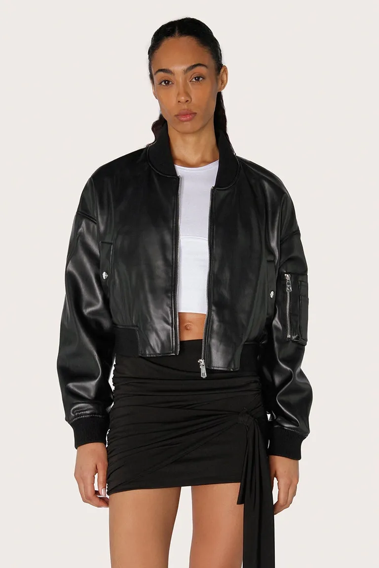 Campera bomber de piel sintética negra con detalles de canalé en cuello y puños de Sofia Sarkany en Chaquetas para argentina