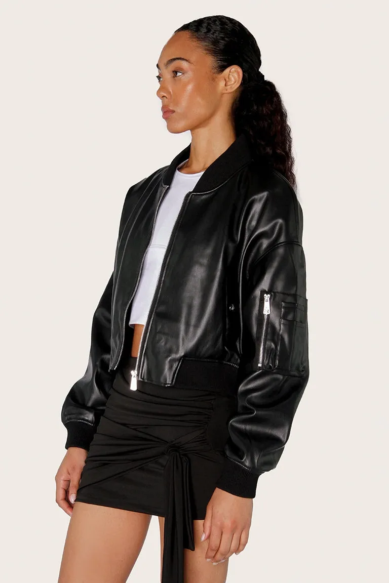 Campera bomber de piel sintética negra con detalles de canalé en cuello y puños de Sofia Sarkany en Chaquetas para argentina