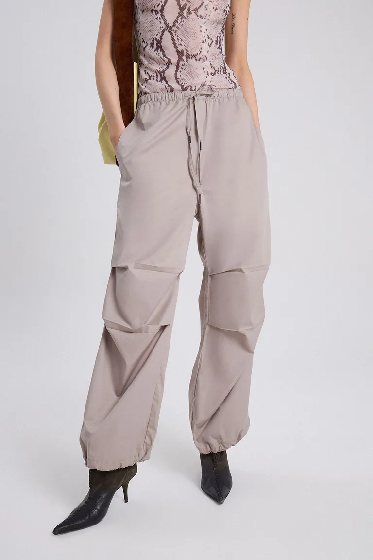 Pantalón plata holgado y cómodo de corte parachute de Maria Cher en Pantalones para argentina