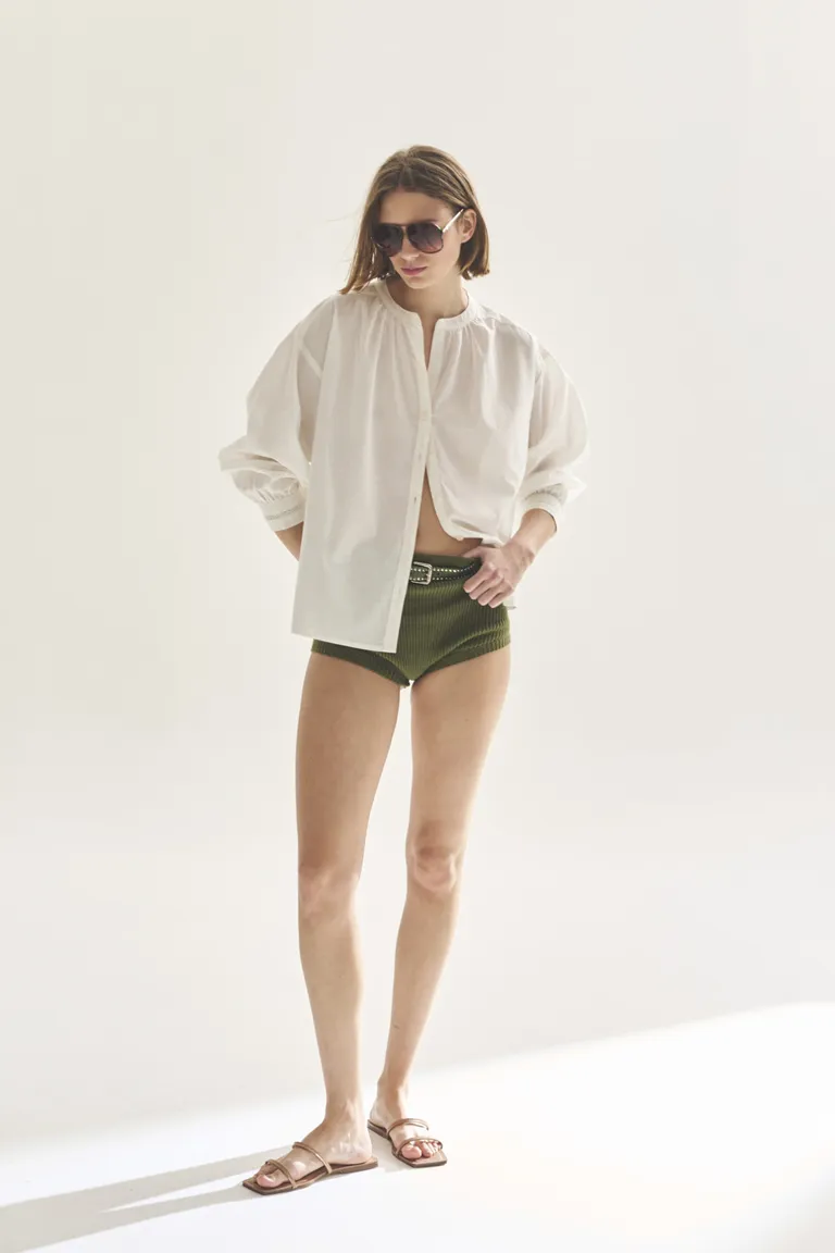 Camisa blanca de corte femenino, diseño vanguardista y de fácil combinación de Akiabara en Camisas para argentina