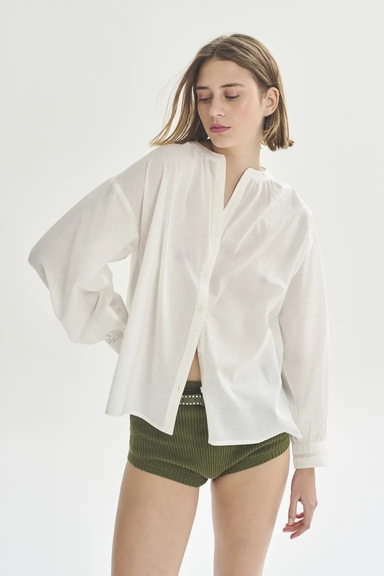 Camisa blanca de corte femenino, diseño vanguardista y de fácil combinación de Akiabara en Camisas para argentina