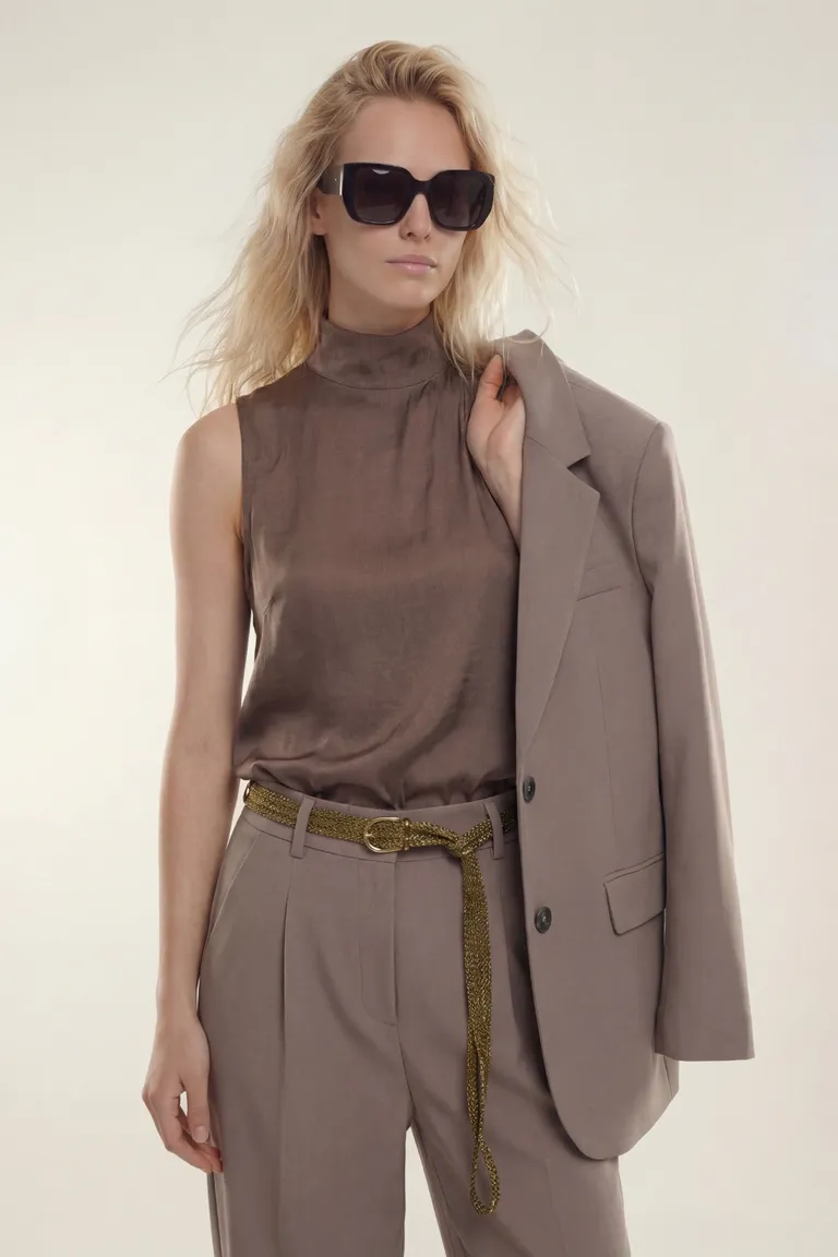 Body de mujer con cuello alto sin mangas de calce entallado y diseño minimalista de Akiabara en Bodies para argentina