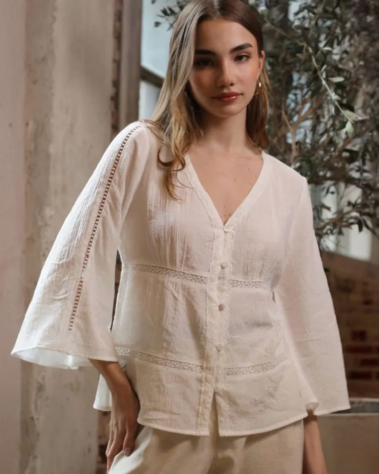 Camisa de bambalina de seda con detalles de encaje y fruncido en el busto y mangas 3/4 de Hesed en Camisas para argentina