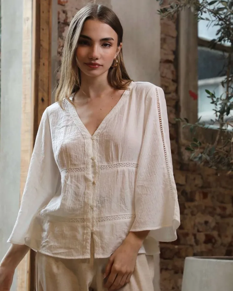 Camisa de bambalina de seda con detalles de encaje y fruncido en el busto y mangas 3/4 de Hesed en Camisas para argentina