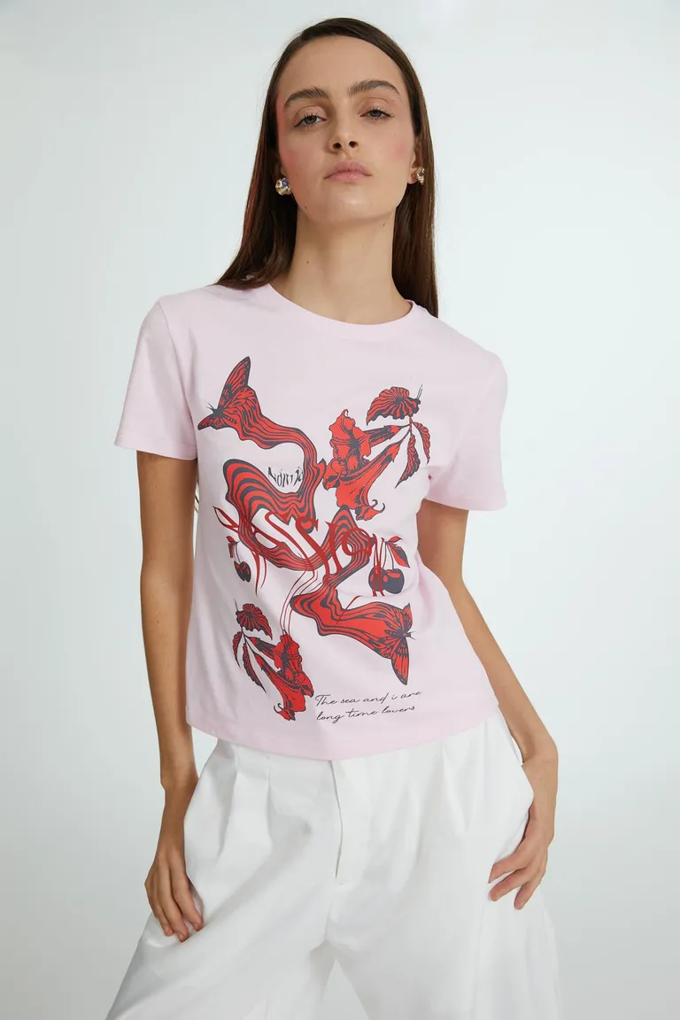 Remera de diseño exclusivo con estampa llamativa en tono rosa de Naíma en Remeras para argentina