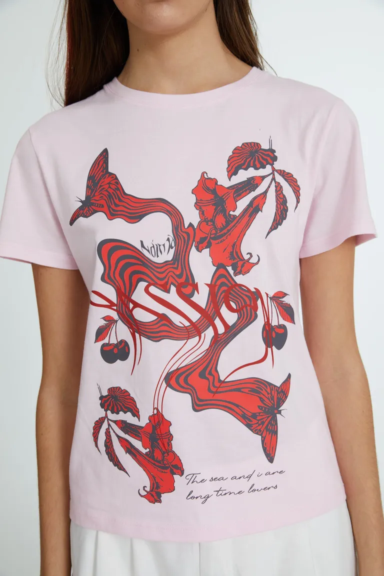 Remera de diseño exclusivo con estampa llamativa en tono rosa de Naíma en Remeras para argentina