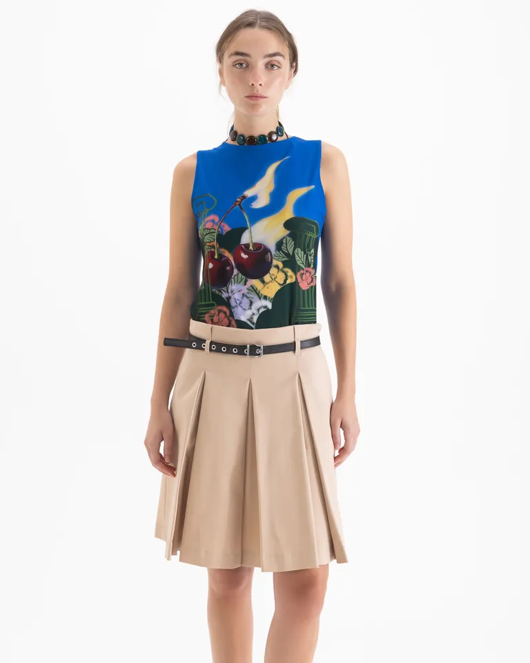 Pollera sastrera corta con diseño de tablas, doble presilla y cinto con hebilla ajustable de Jazmin Chebar en Faldas para argentina