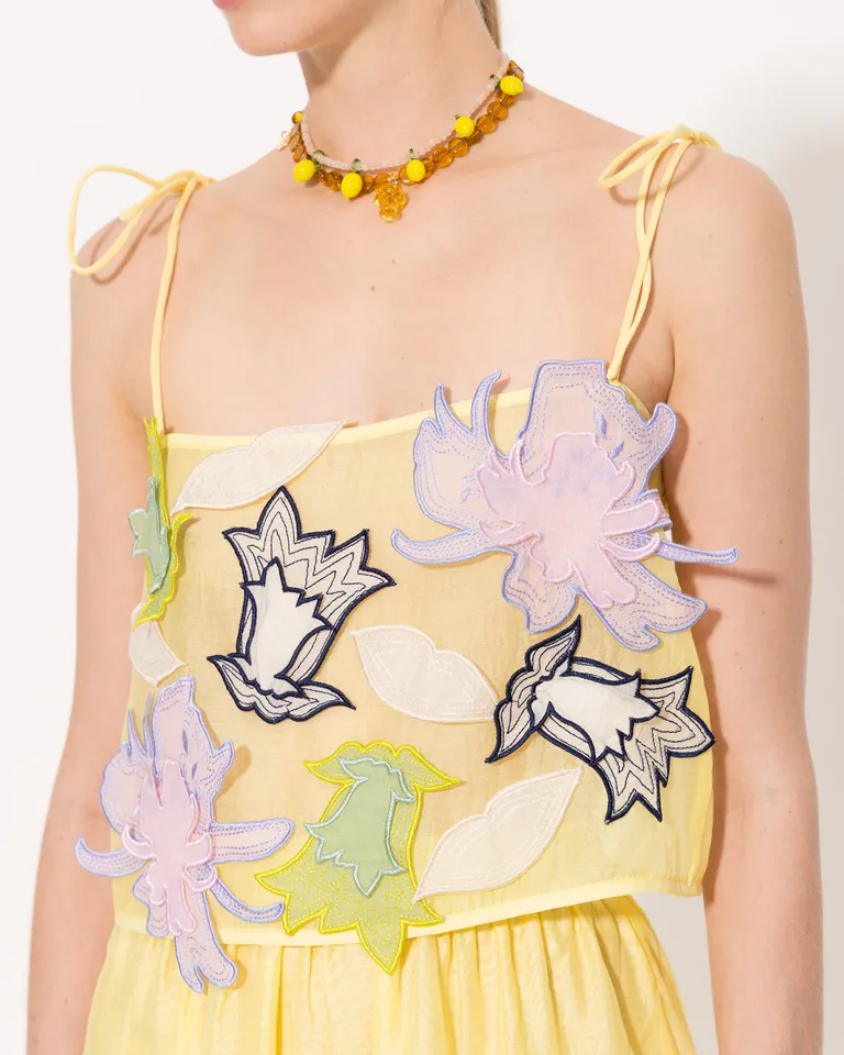 Top corto de organza con detalles florales en tonos pastel de Jazmin Chebar en Tops para argentina