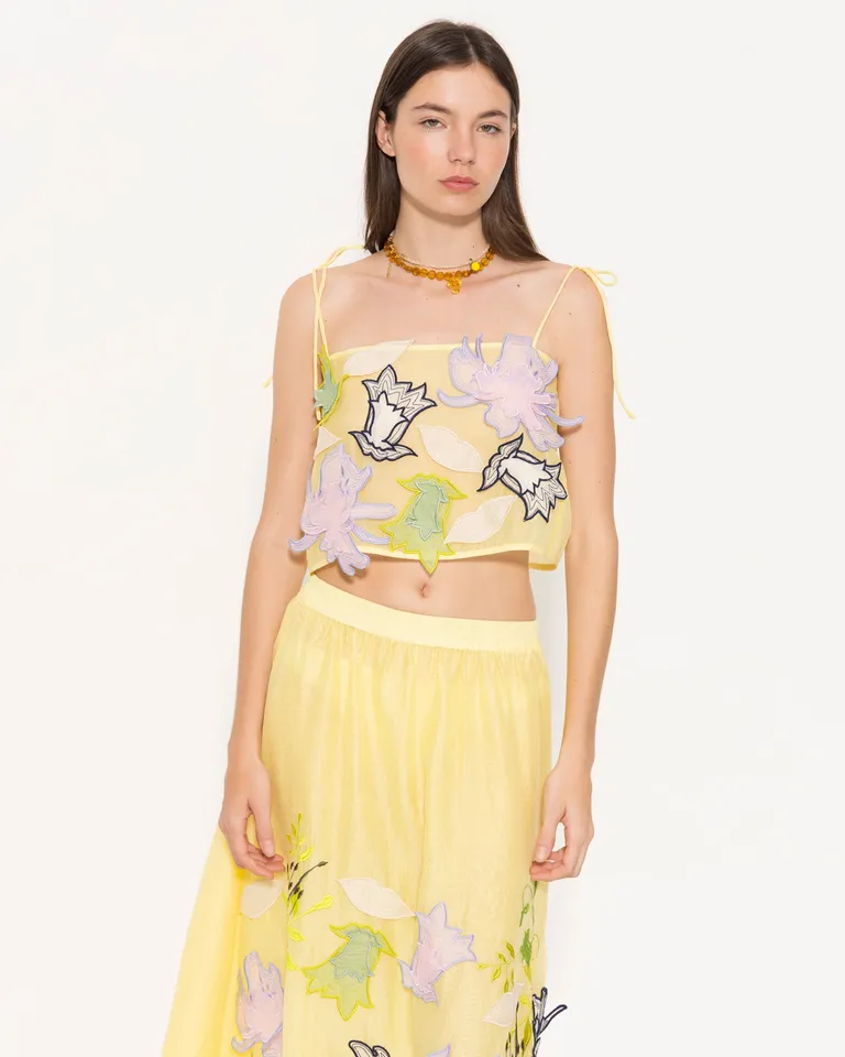 Top corto de organza con detalles florales en tonos pastel de Jazmin Chebar en Tops para argentina