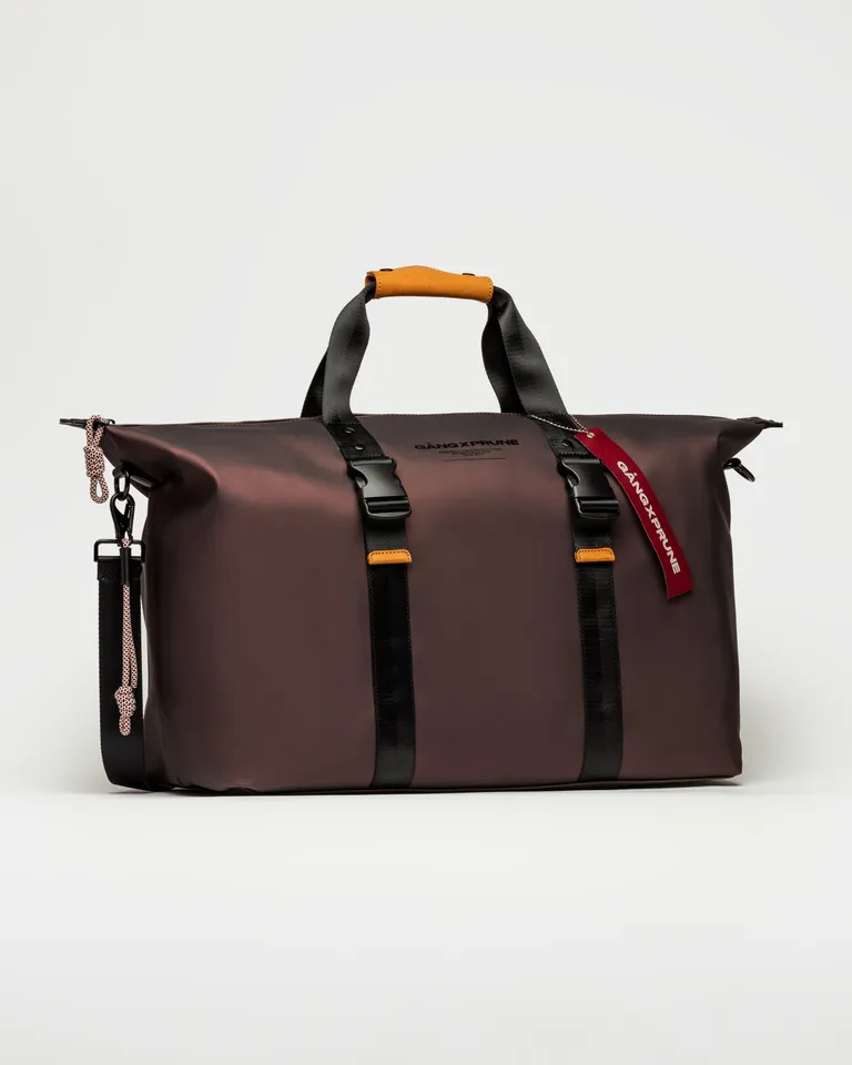 Bolso marrón resistente y espacioso con detalles funcionales para explorar la naturaleza de Prüne en Bolsos y Carteras para argentina