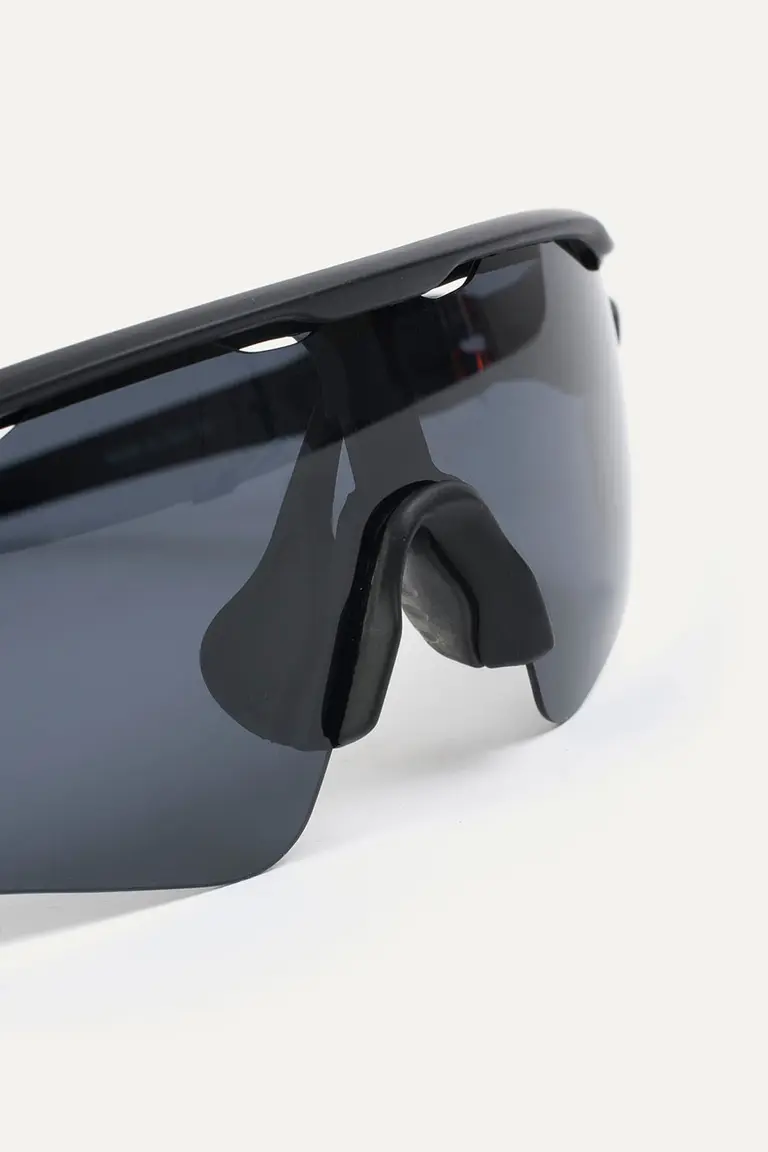 Gafas de sol deportivas de línea moderna y diseño envolvente para uso casual y deportivo de 47 Street en Anteojos para argentina