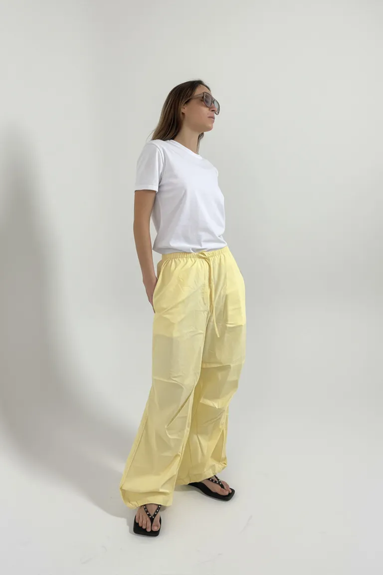 Pantalón holgado y suave en tonalidad amarilla vibrante de Maria Cher en Pantalones para argentina
