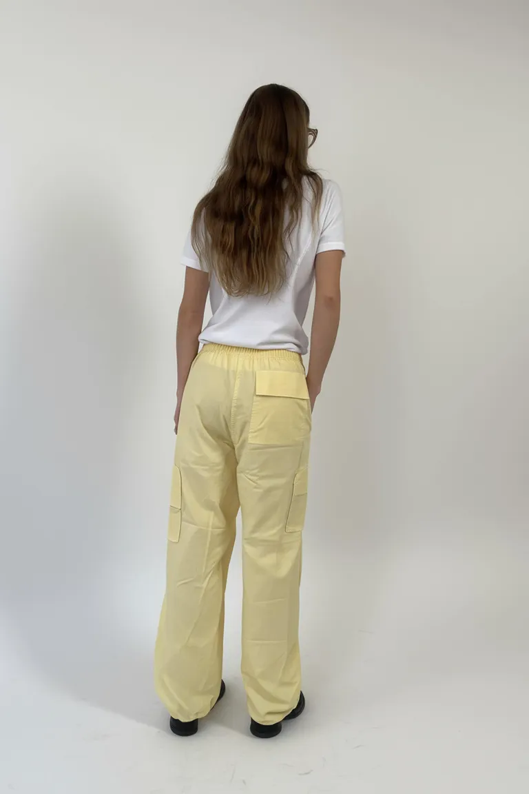 Pantalón holgado y suave en tonalidad amarilla vibrante de Maria Cher en Pantalones para argentina