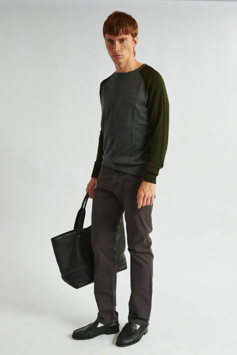 Sweater masculino de cuello redondo con mangas ranglan de diseño bicolor de Bensimon en Buzos y Sweaters para argentina