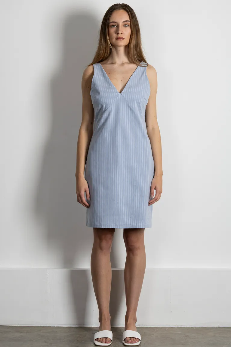 Vestido corto en bengalina con escote en V y pinzas en el busto de Kill en Vestidos para argentina