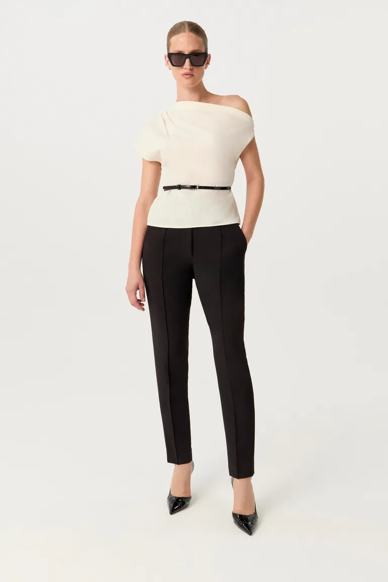 Blusa de Corte Asimétrico y Manga Corta con Diseño Irregular y Cinturón Acharolado en la Cintura de Markova en Blusas para argentina