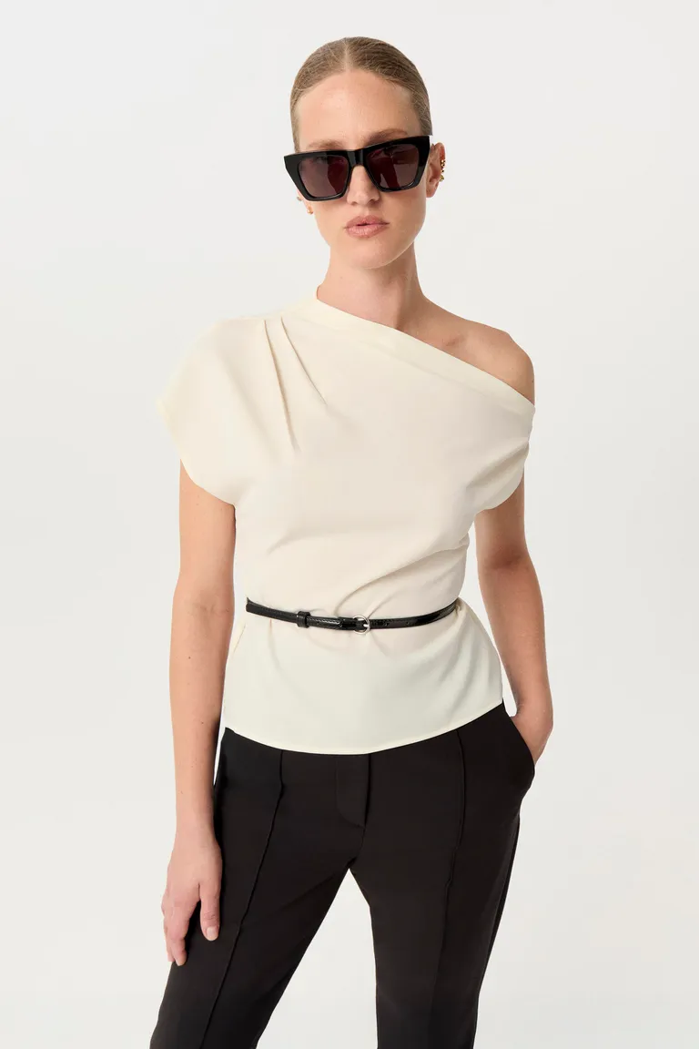 Blusa de Corte Asimétrico y Manga Corta con Diseño Irregular y Cinturón Acharolado en la Cintura de Markova en Blusas para argentina