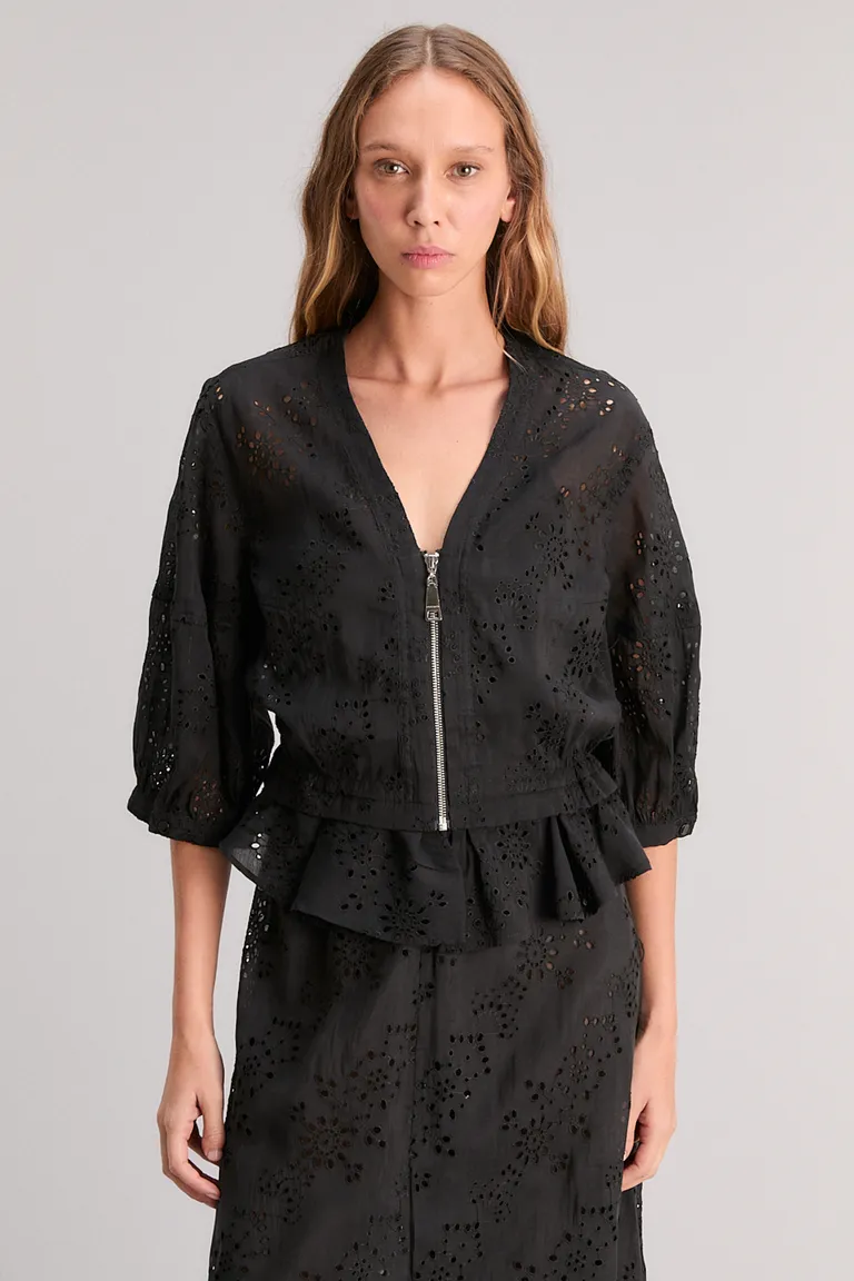 Chaqueta negra con volados y diseño exclusivo para mujer de Kosiuko en Chaquetas para argentina