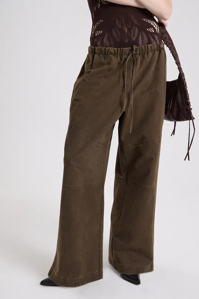 Pantalón de diseño amplio con ajuste en cintura y estructura de calce recto de Maria Cher en Pantalones para argentina