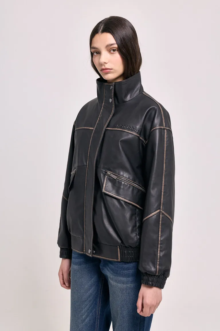 Campera urbana con cuello alto, cierre frontal, bolsillos con solapa y cintura elastizada de 47 Street en Chaquetas para argentina