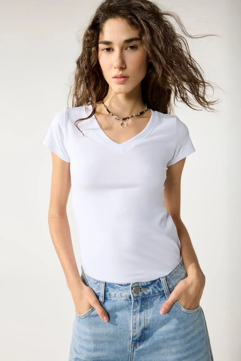 Remera de algodón con cuello en V y manga corta - Prenda básica y versátil para el guardarropa femenino de Cuesta Blanca en Remeras para argentina