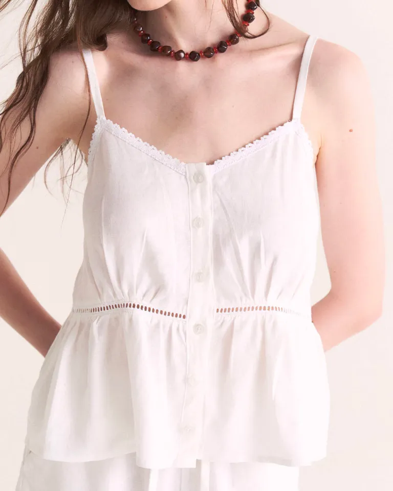 Top de tirantes finos con detalles de puntilla y cierre frontal de Sky en Tops para argentina