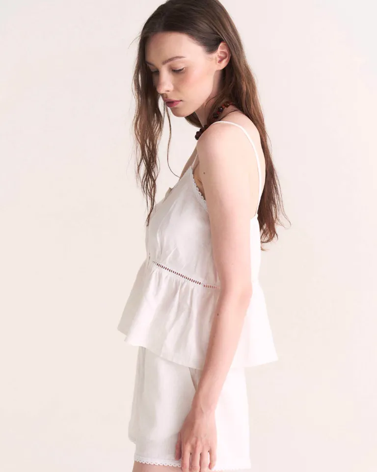 Top de tirantes finos con detalles de puntilla y cierre frontal de Sky en Tops para argentina