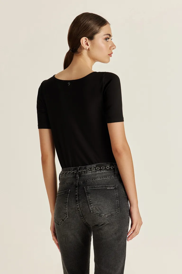 Remera de corte relajado con escote pronunciado, un básico premium para mujeres de Tucci en Remeras para argentina