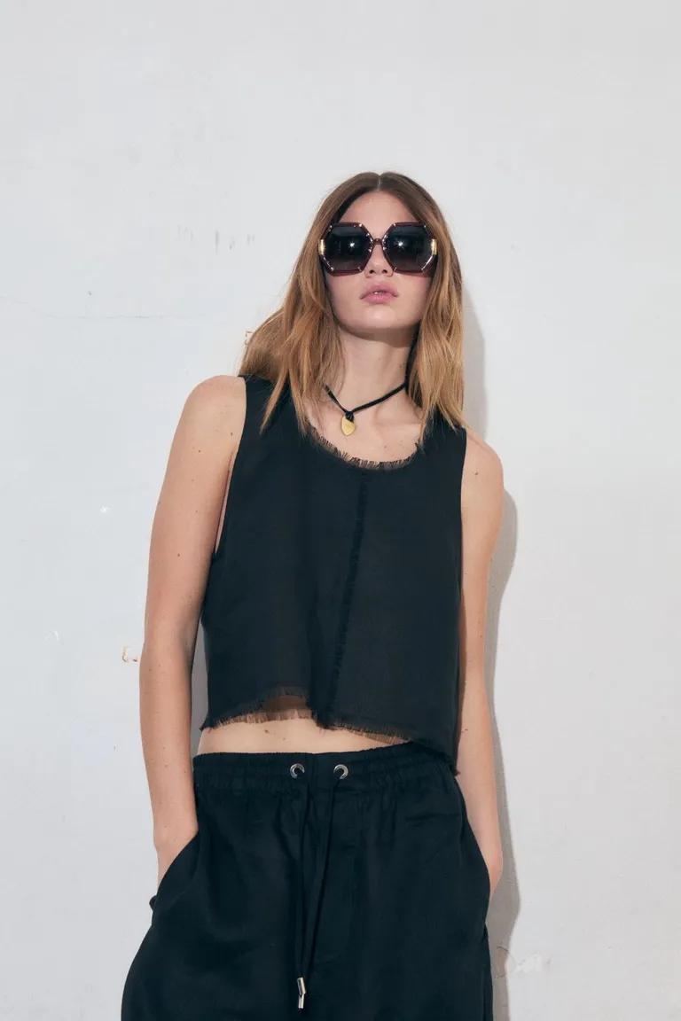 Top sin mangas negro de diseño versátil para mujeres de Allo Martinez en Tops para argentina