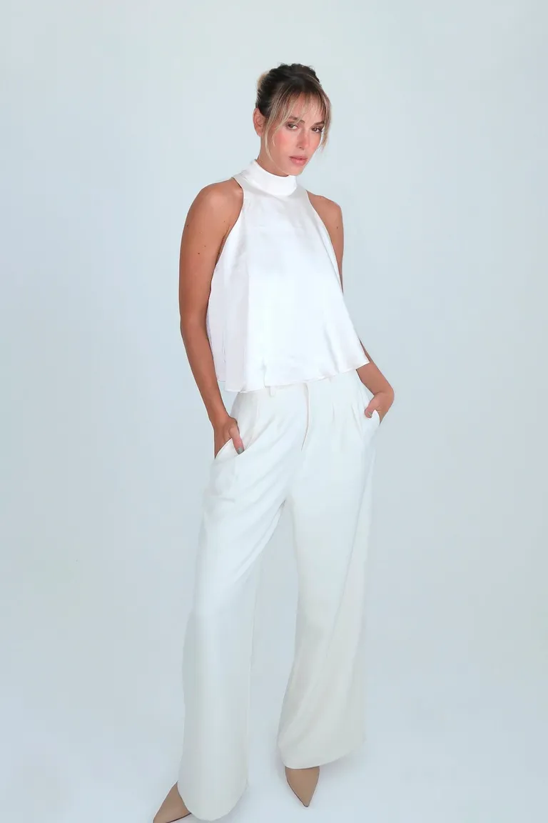 Top de cuello alto y escote halter en satén y crepe con botones metálicos en la espalda de Naíma en Tops para argentina