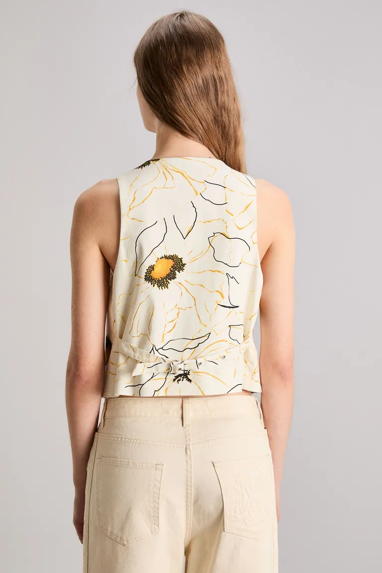 Chaleco sin mangas con estampado floral en tonos naturales para un look femenino y sofisticado de Kosiuko en Chalecos para argentina