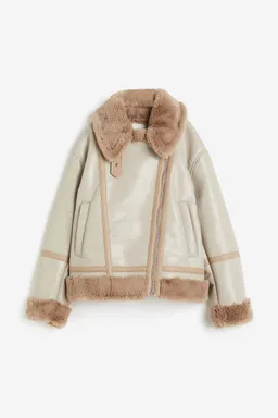 Chaqueta biker con peluche de H&M en Chaquetas para argentina