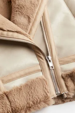 Chaqueta biker con peluche de H&M en Chaquetas para argentina