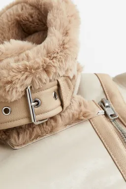 Chaqueta biker con peluche de H&M en Chaquetas para argentina