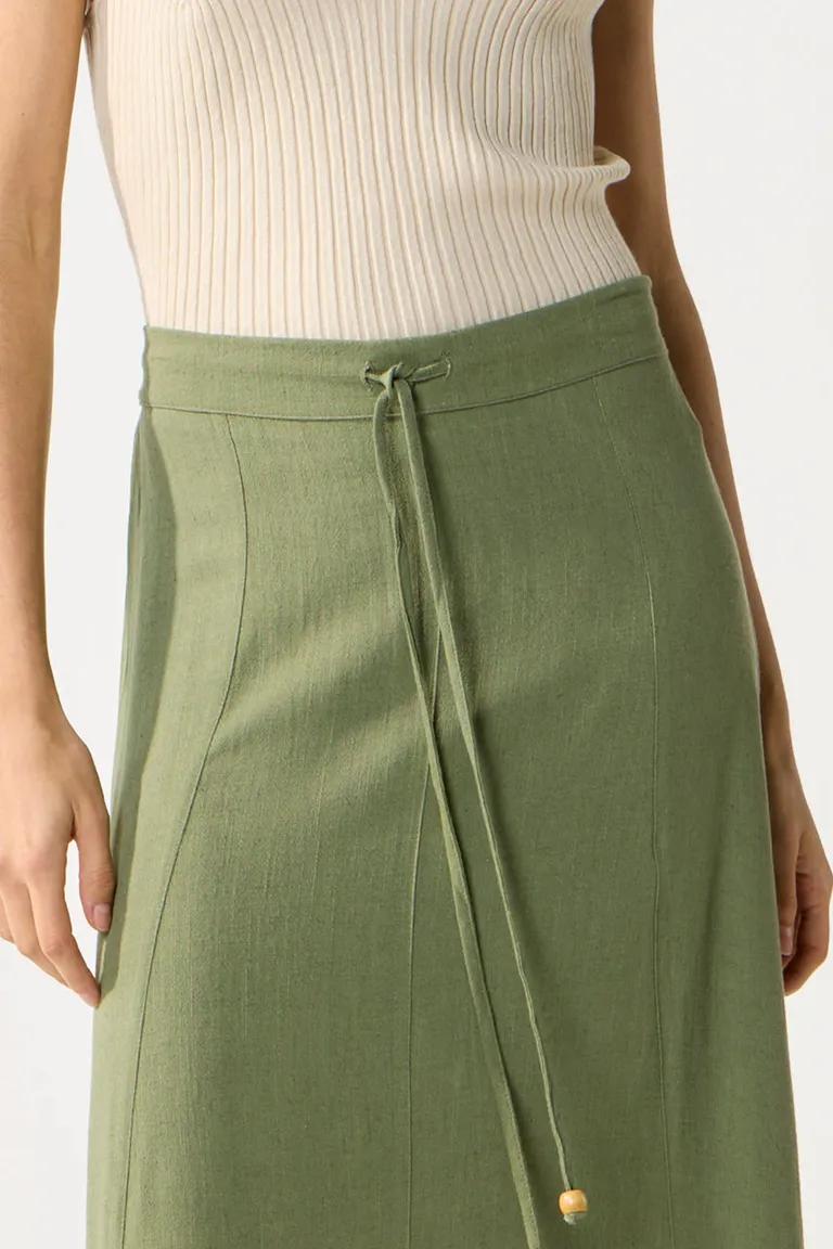 Falda larga evase en tono verde con lazo en la cintura de Cuesta Blanca en Faldas para argentina