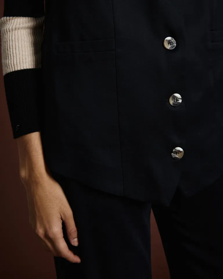 Chaleco sastrero con botones frontales, bolsillos ojal y detalle de ajuste en espalda de Wanama en Chalecos para argentina