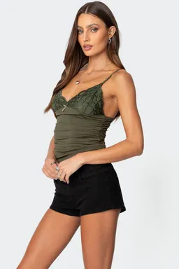 Musculosa kathryn con encaje de Edikted en Tops para argentina