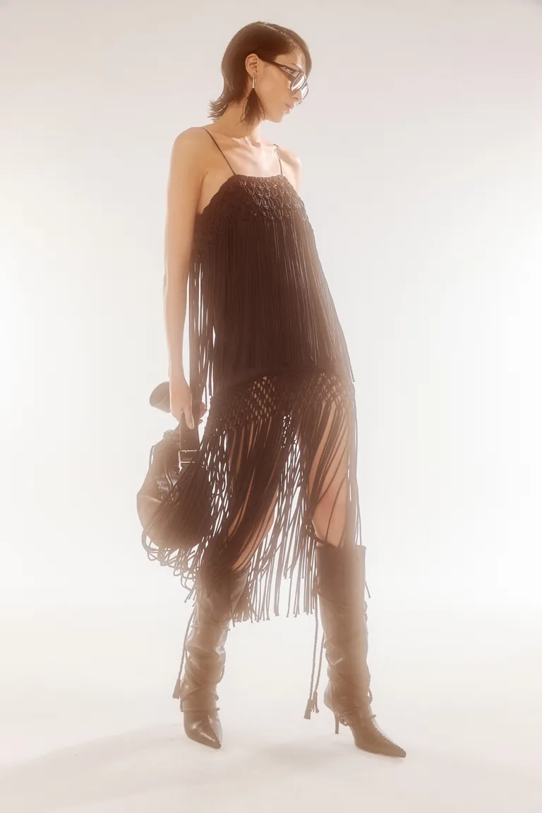 Vestido midi de macramé con flecos, prenda elegante y versátil de Maria Cher en Vestidos para argentina