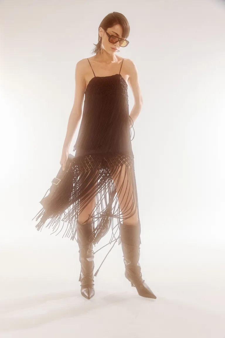 Vestido midi de macramé con flecos, prenda elegante y versátil de Maria Cher en Vestidos para argentina
