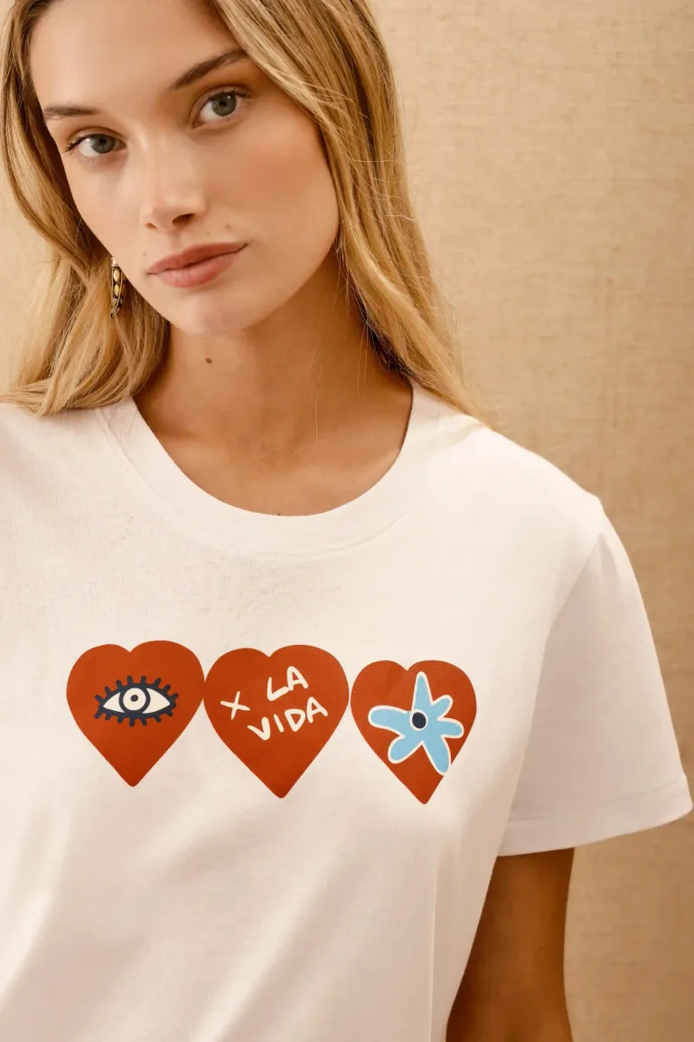 Remera femenina con estampado de corazones en diseño dinámico y contemporáneo de Rapsodia en Remeras para argentina