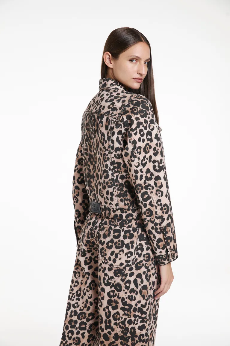 Chaqueta de mujer con cierre frontal de botones y diseño animal print de Justaosadia en Chaquetas para argentina