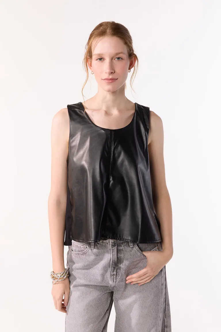 Top de cuero sintético negro con recorte central y espalda de jersey de Cuesta Blanca en Tops para argentina