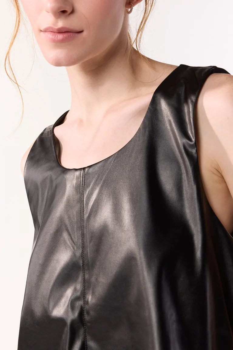 Top de cuero sintético negro con recorte central y espalda de jersey de Cuesta Blanca en Tops para argentina