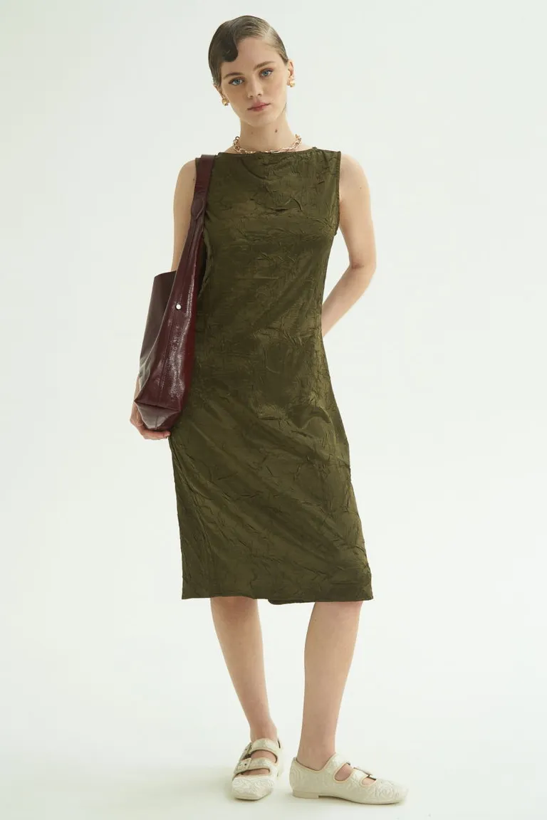Vestido de satén con textura arrugada, cuello bote y tajo en la espalda de Las Pepas en Vestidos para argentina